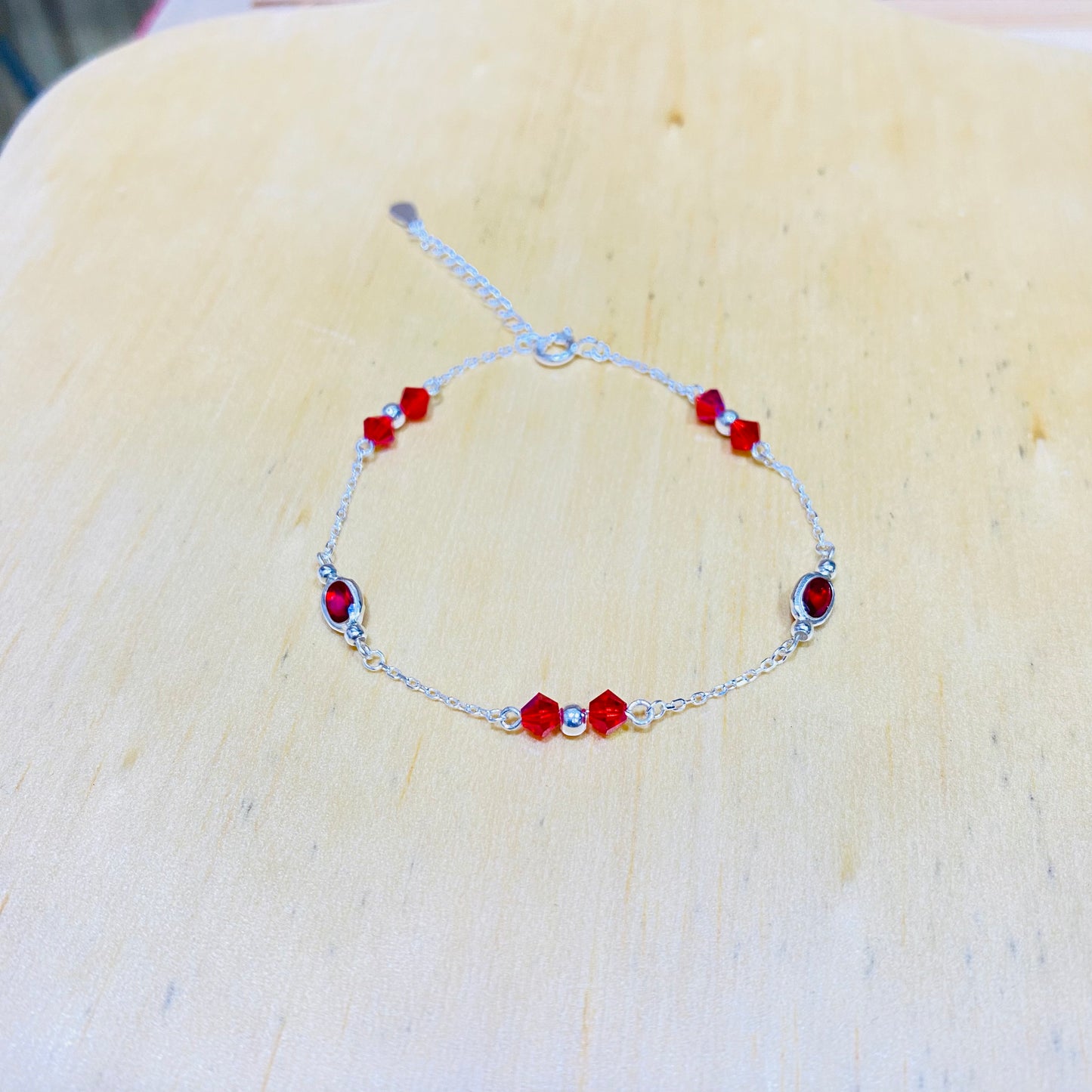 pulsera con dije y murano rojo con balin plateado