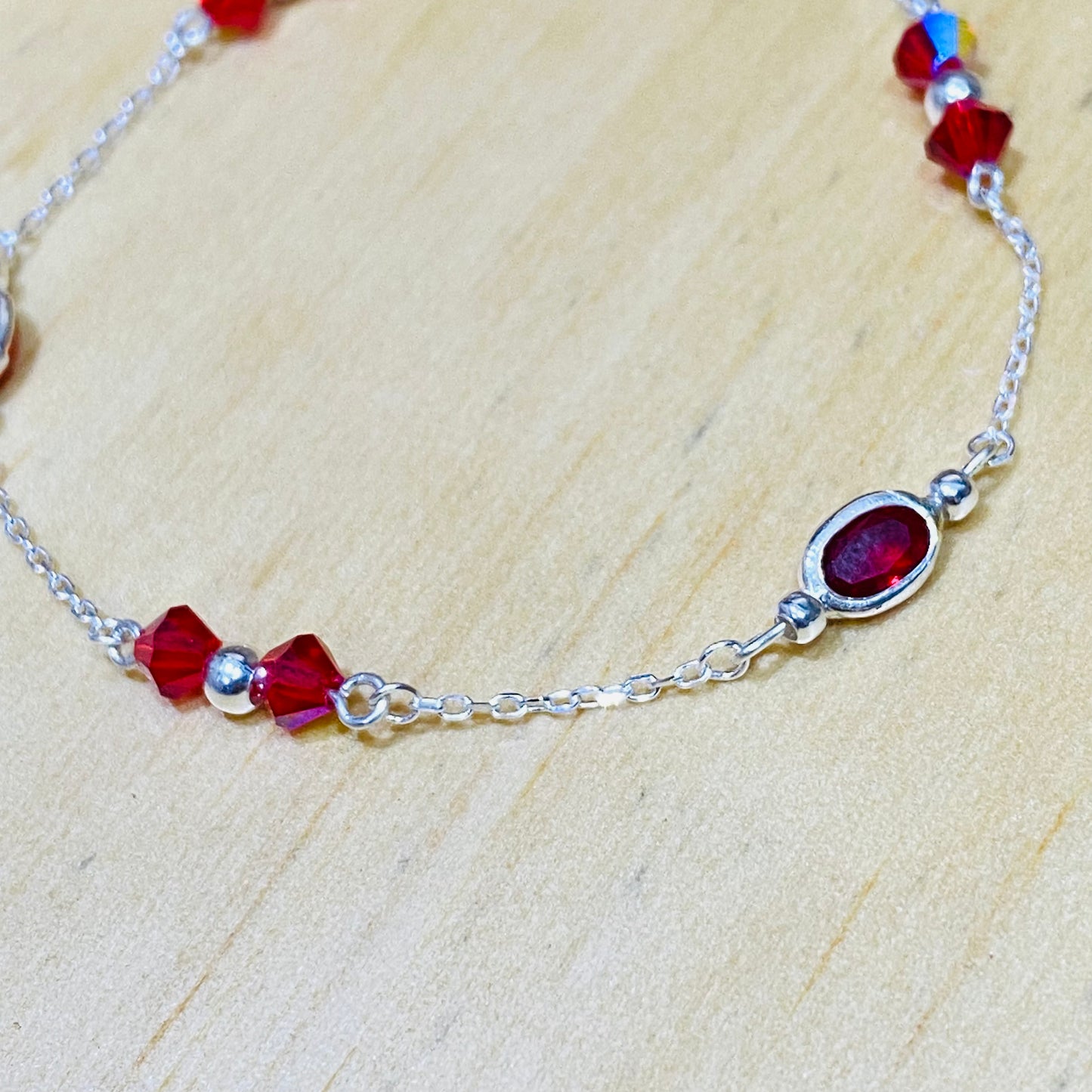 pulsera con dije y murano rojo con balin plateado